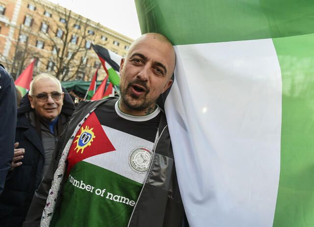 Tensioni a Roma, Chef Rubio: “Brigata ebraica lancia bombe carta e sostiene terroristi”